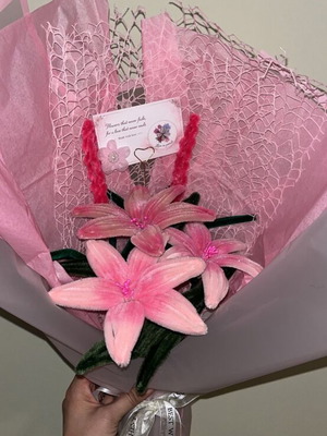 Pink bouquet no.1 new with 3 lilies and 2 lavenders
