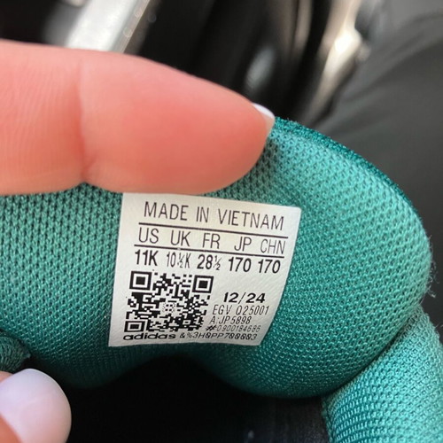 Adidas kids sneakers with scratch used, size 28.5, green