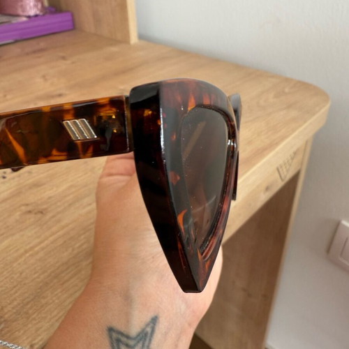 Women's sunglasses with small scratch, like new