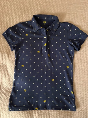Uniqlo polo t-shirt σαν καινούργιο, μπλε με λευκά και κίτρινα λουλούδια
