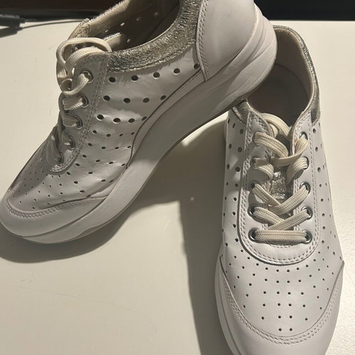 Lumberjack sneakers white like new with silver details size 39