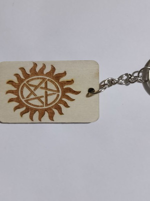 Μπρελόκ με χάραξη laser Crowley και devil's trap σαν καινούργιο, κόντρα πλακέ