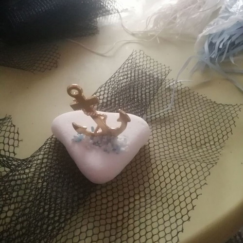Pebble wedding favors with metal anchor and tulle, pack of 26, new