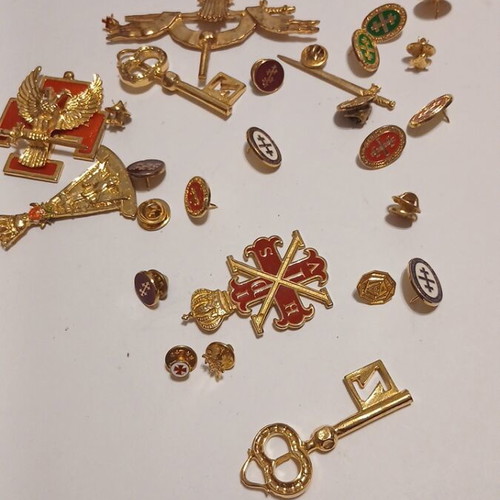 Pins and medals used, assorted set