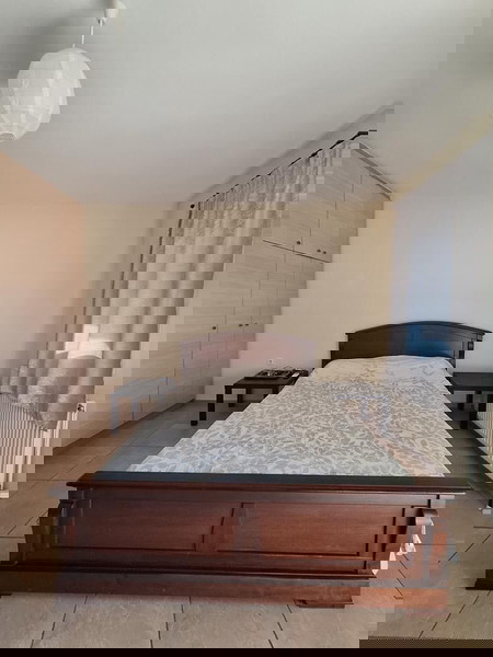 Πωλείται κρεβάτι με κομοδίνα και στρώμα