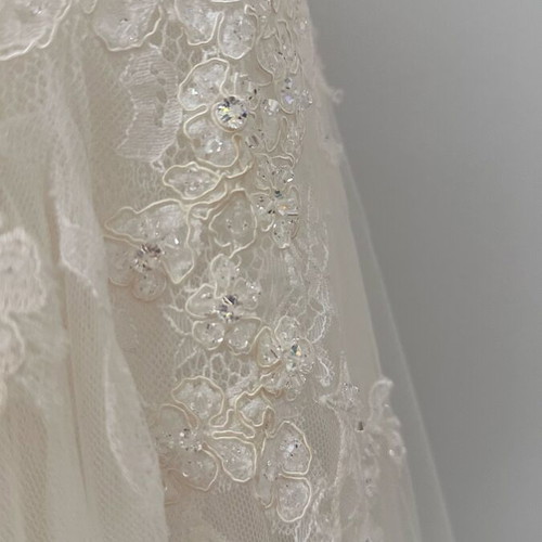 Justin Alexander Wedding Dress with Swarovski Crystals like new, size 8