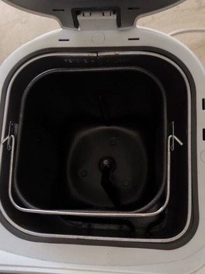 Izzy bread maker like new with multiple baking programs