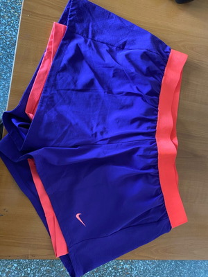 Nike Dri-Fit γυναικείο σορτσάκι για τρέξιμο XL μεταχειρισμένο, μωβ διπλό