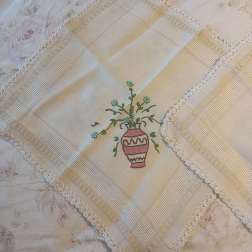 Set of 2 table linens like new