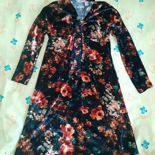 Juju velvet dress with long sleeves, size M, like new, black multicolor
