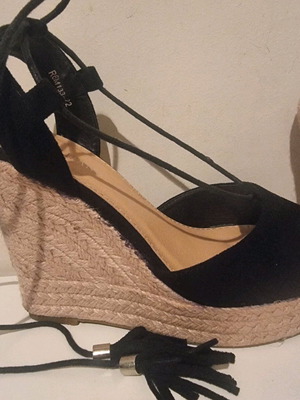 15€ Μαύρες ολοκαίνουριες Πλατφόρμες δένουν με φιόγκο στον αστράγαλο