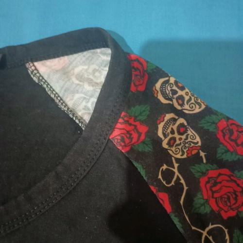 Fashion Beads Large T-shirt with Triangular Pattern like new, black and red