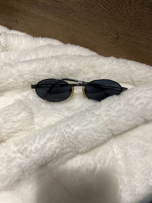 Γυαλιά σαν καινούργια, μαύρα