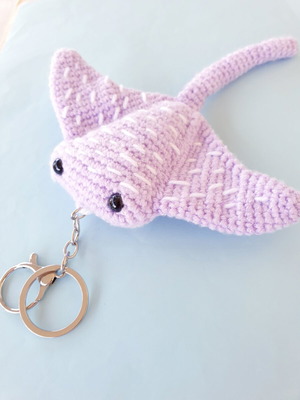 Charm keychain lilac stingray knitted handmade, new