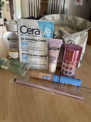 Beauty Bazaar σετ καλλυντικών σαν καινούργιο, 8 τεμάχια με πουγκί