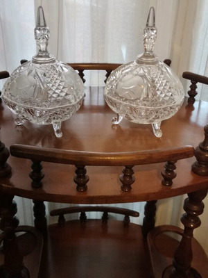 Vintage crystal candy dishes with lid and 3 support legs like new
