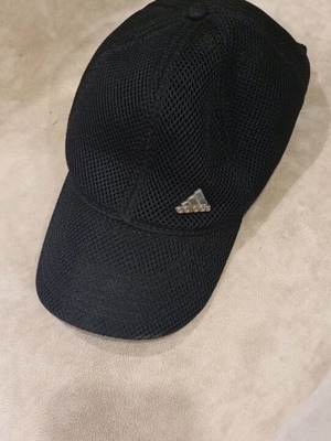 Καπέλο Adidas σαν καινούργιο, ρυθμιζόμενο λουράκι, μαύρο