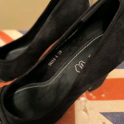 Black leather pumps size 39 like new with 9 cm heel
