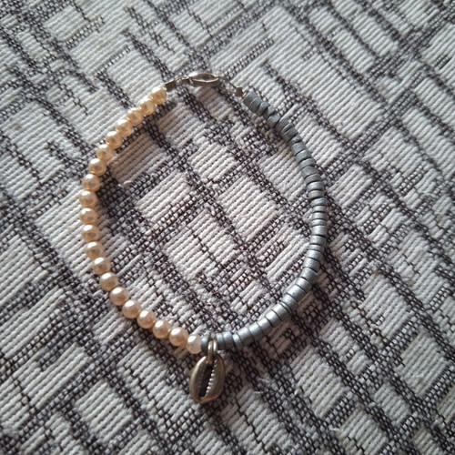 Summer bracelet with pearls and silver shell like new