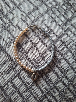 Summer bracelet with pearls and silver shell like new