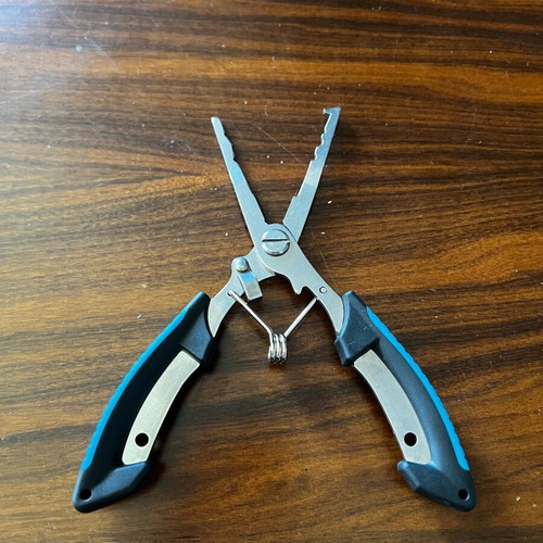 Fishing scissors new for split rings with safety lock and grip