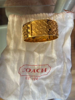 Coach βραχιόλι-βέργα με ανάγλυφο λογότυπο σε χρυσή απόχρωση, διάμετρος 6 εκ.