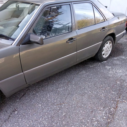Mercedes 1990 M 124 E1 car like new, gasoline, 4-speed manual