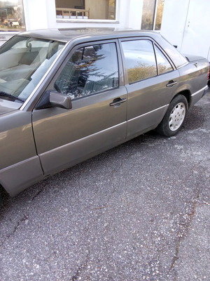 Mercedes 1990 M 124 E1 car like new, gasoline, 4-speed manual