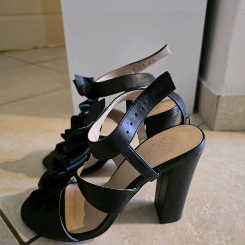 Kurt Geiger black sandals like new, size 38