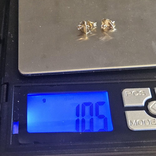 K14 Gold Heart Stud Earrings like new, 1.05g