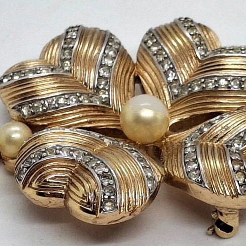 Vintage Trifari Flower Brooch μεταχειρισμένη