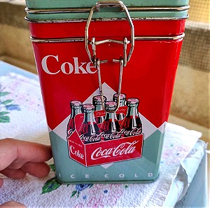 Κουτάκι αποθήκευσης Coca Cola τσιγκινο με κλιπ ανοίγματος 16cm ύψος 10cm μήκος σε καλή κατάσταση. Δεκτός κάθε έλεγχος