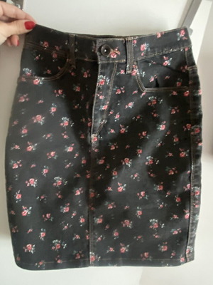 Zara denim skirt with floral pattern like new, size XS