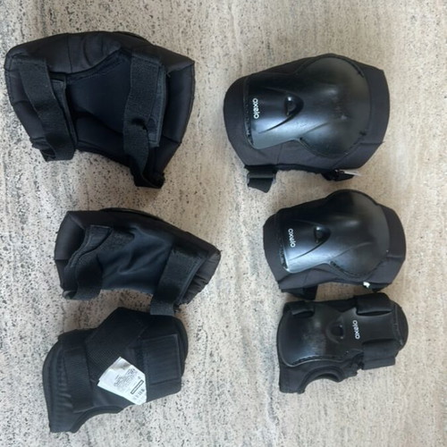 Rollerblades used, size 38.5-40.5, red with protective gear