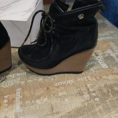 Women's black ankle boots like new, suede with fur lining