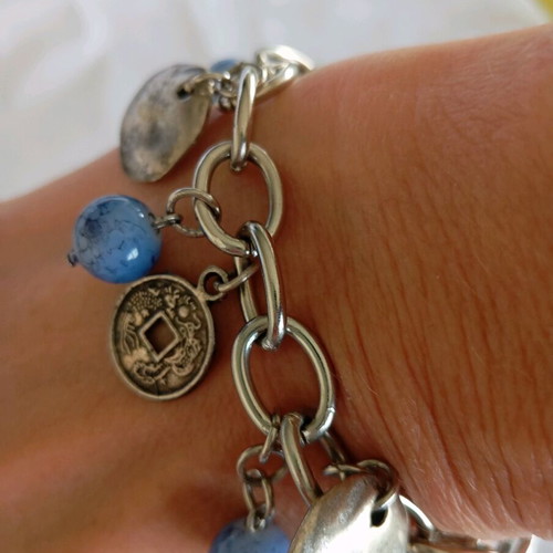 Handmade bracelet with blue stones and silver details