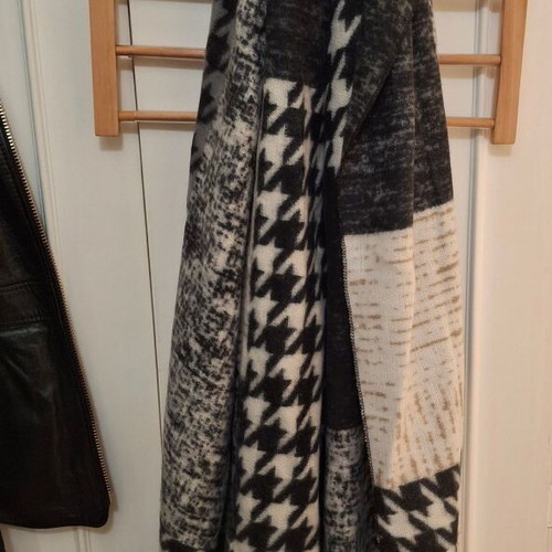Scarf like new, white and gray