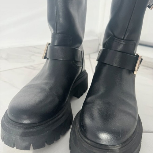 Stradivarius black boots size 36 used with gold details