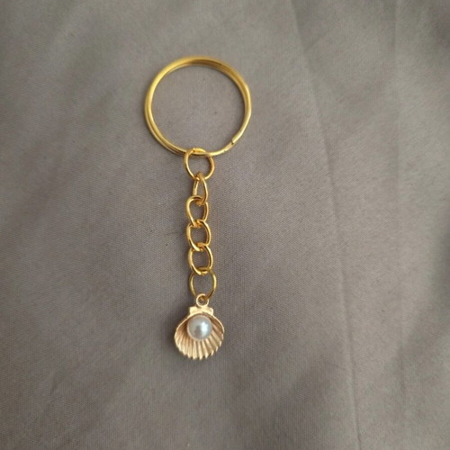 Gold oyster and pearl keychain