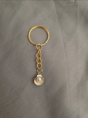 Gold oyster and pearl keychain