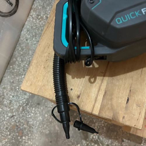 Electric pump with plug for automatic use like new