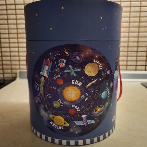Apli circular puzzle with planets and poster