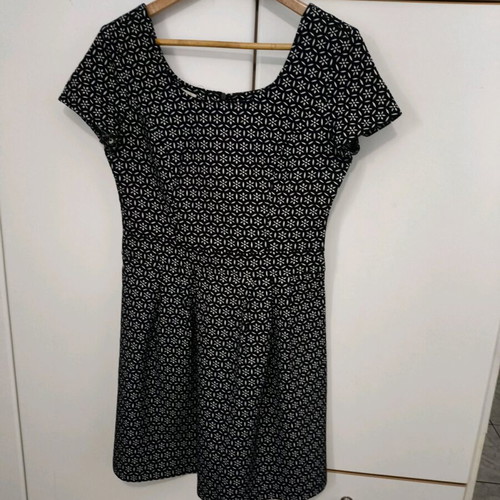 Cotton dress like new, size M, Miss Simbolo, black and white with flowers