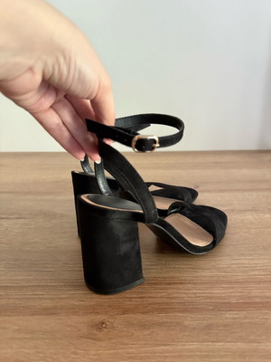 Stradivarius black sandals with thick comfortable 8cm heel used