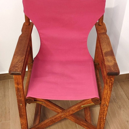 Wooden folding director's chair with fuchsia fabric