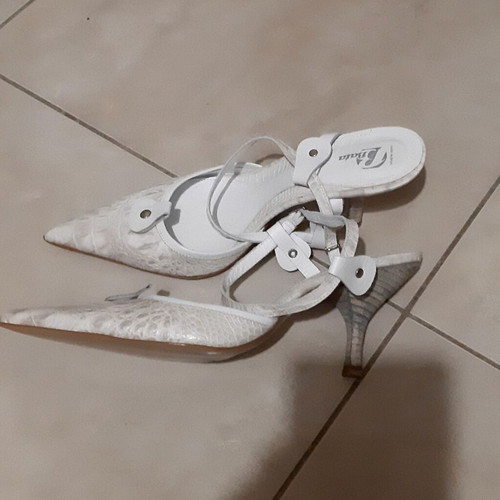 VintageStyle Bata Highhills White Leather Pointed Heels Size 40 Like New
