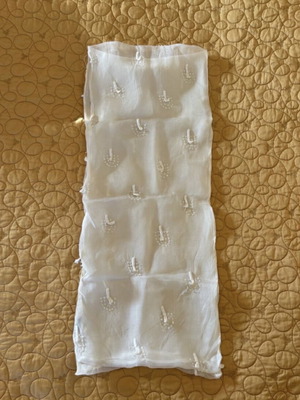 Λευκό αέρινο φουλάρι εσάρπα σαν καινούργιο, 100% μετάξι με κεντητά μοτίβα