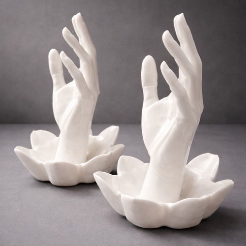 Ring holder new in hand shape, white