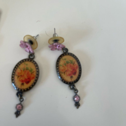 Earrings with flower design used