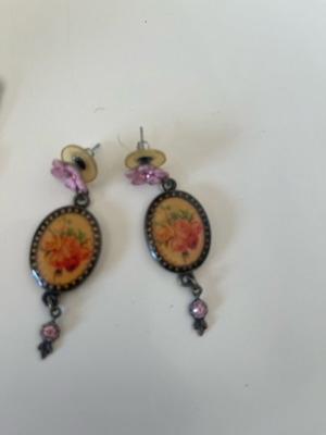 Earrings with flower design used